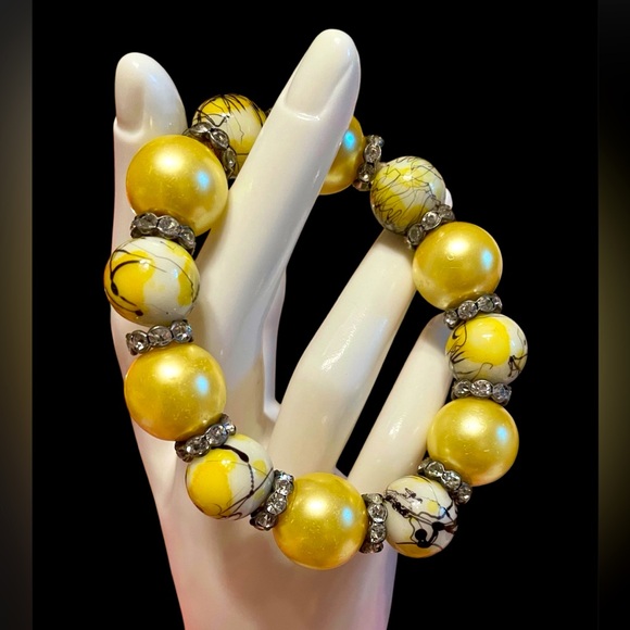 Yellow and White Glass and faux Pearl Beaded Bracelet Stretch - Picture 1 of 4